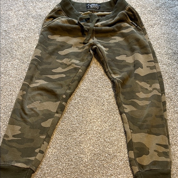 8-year-old Boy’s Clothes Bundle (10 pieces) - Picture 13 of 17